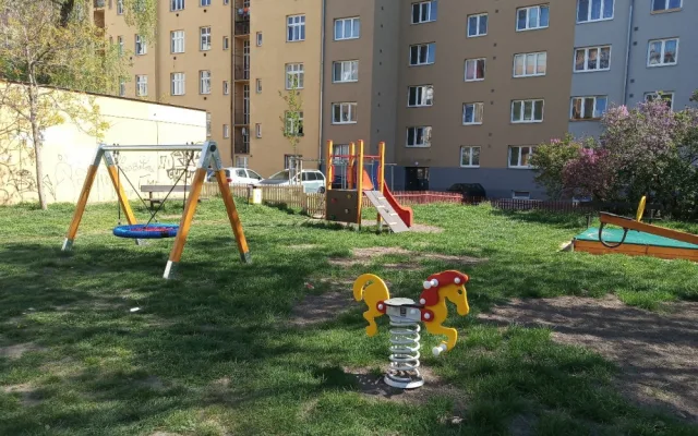 FOTO: Praha 10 revitalizuje dětská hřiště, do rekonstrukcí investovala už 700 tisíc