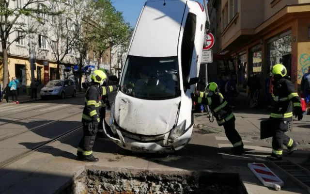 FOTO: Řidička v Praze 10 vjela do výkopu na silnici. Vyprostit ji museli hasiči