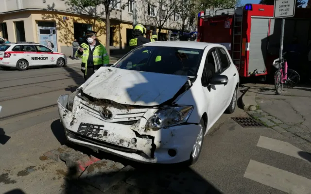 FOTO: Řidička v Praze 10 vjela do výkopu na silnici. Vyprostit ji museli hasiči