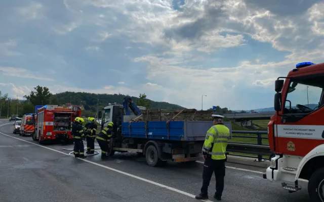 FOTO: Požár nákladního auta v Praze 5 zablokoval dopravu. Příčinou byla technická závada