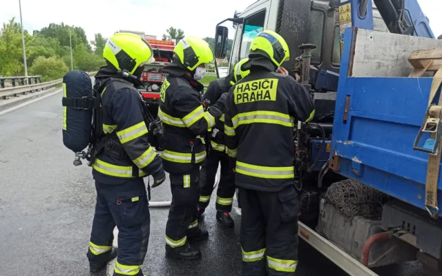 FOTO: Požár nákladního auta v Praze 5 zablokoval dopravu. Příčinou byla technická závada