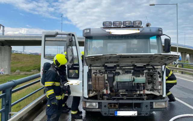FOTO: Požár nákladního auta v Praze 5 zablokoval dopravu. Příčinou byla technická závada