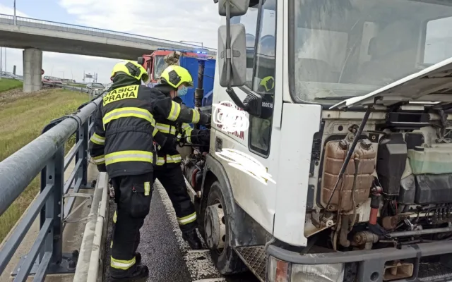 FOTO: Požár nákladního auta v Praze 5 zablokoval dopravu. Příčinou byla technická závada