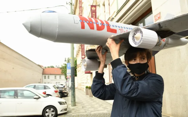 FOTOGALERIE: Aktivisté protestovali proti rozšiřování letiště. Posprejovali ministerstvo