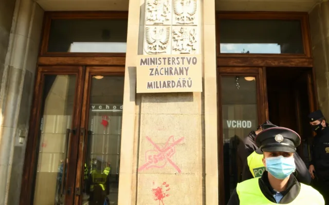 FOTOGALERIE: Aktivisté protestovali proti rozšiřování letiště. Posprejovali ministerstvo