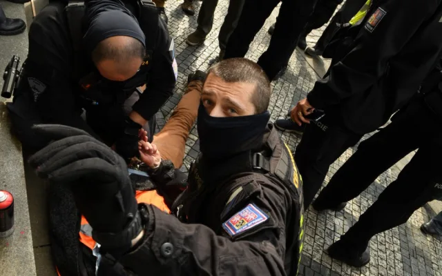 FOTOGALERIE: Aktivisté protestovali proti rozšiřování letiště. Posprejovali ministerstvo