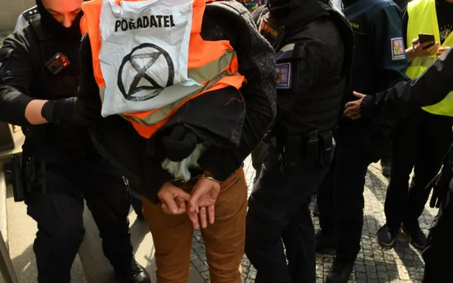 FOTOGALERIE: Aktivisté protestovali proti rozšiřování letiště. Posprejovali ministerstvo