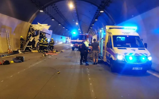 FOTO, VIDEO: Při tragické nehodě kamionu na Pražském okruhu zemřel člověk. Provoz je zastaven