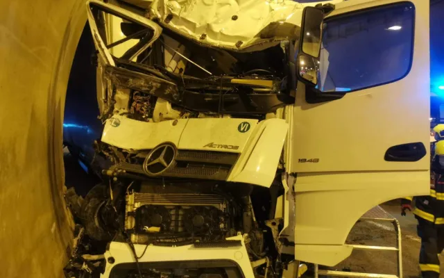 FOTO, VIDEO: Při tragické nehodě kamionu na Pražském okruhu zemřel člověk. Provoz je zastaven
