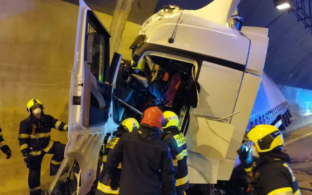 FOTO, VIDEO: Při tragické nehodě kamionu na Pražském okruhu zemřel člověk. Provoz je zastaven