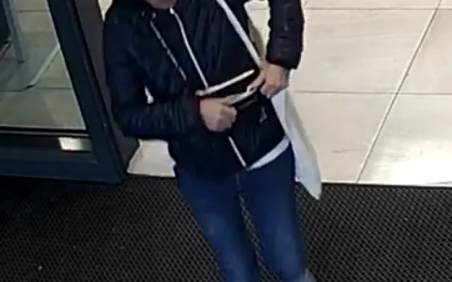 FOTO, VIDEO: Podívejte se, jak žena okrádá seniory v Praze. Pátrá po ní policie