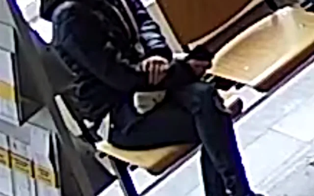FOTO, VIDEO: Podívejte se, jak žena okrádá seniory v Praze. Pátrá po ní policie