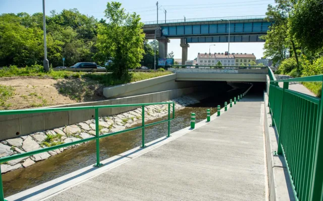 FOTO, VIDEO: Dnes byla slavnostně otevřena nová cyklostezka pod Čuprovou ulicí v Libni