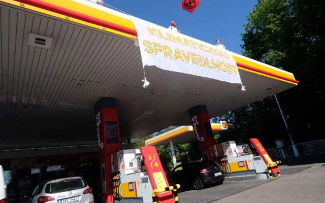 Aktivisté obsadili střechy tří pražských čerpacích stanic. Hasiči jim pomáhali dolů
