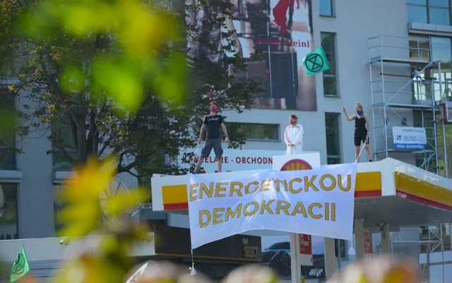 Aktivisté obsadili střechy tří pražských čerpacích stanic. Hasiči jim pomáhali dolů