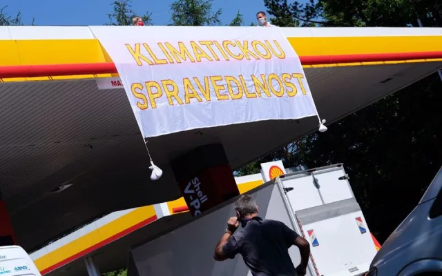 Aktivisté obsadili střechy tří pražských čerpacích stanic. Hasiči jim pomáhali dolů