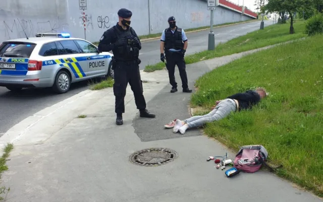 VIDEO: Dramatická honička v ulicích Prahy. Policii ujížděl zfetovaný motorkář