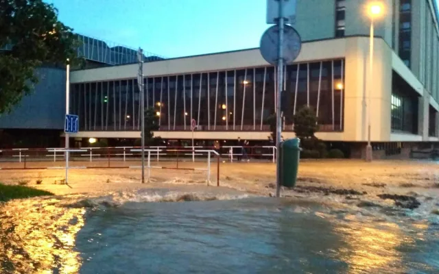 FOTO, VIDEO: Ulicemi Žižkova tekla voda, propadla se silnice. Doprava je již v normálu