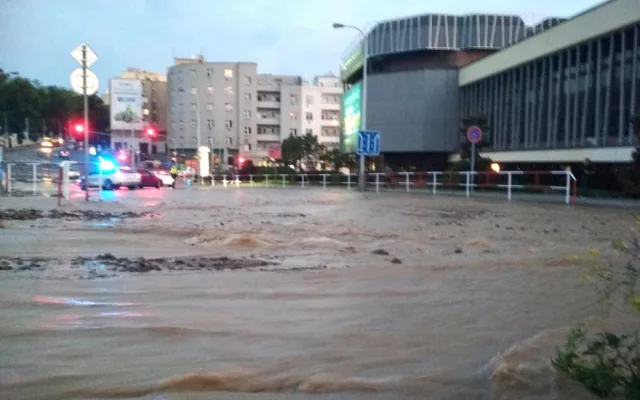 FOTO, VIDEO: Ulicemi Žižkova tekla voda, propadla se silnice. Doprava je již v normálu