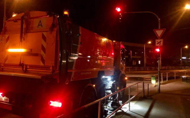 FOTO, VIDEO: Ulicemi Žižkova tekla voda, propadla se silnice. Doprava je již v normálu