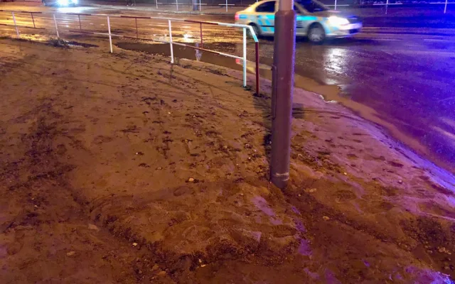 FOTO, VIDEO: Ulicemi Žižkova tekla voda, propadla se silnice. Doprava je již v normálu