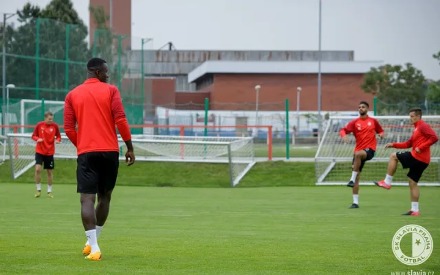 Fotbalisté Slavie znovu trénují. Testy další nakažené neodhalily