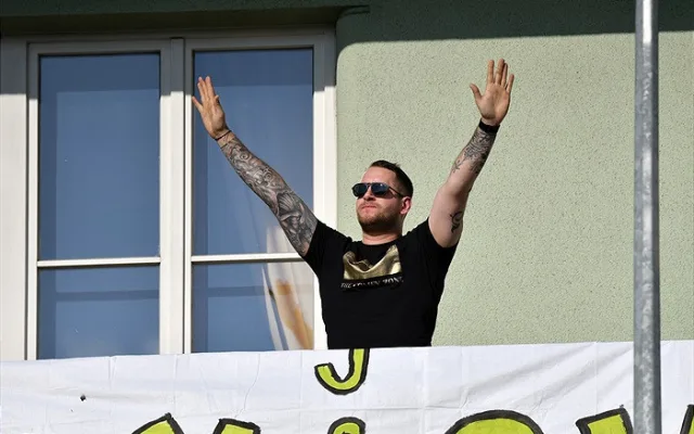 Fanoušci, kam se podíváš. Bohemce se fandilo z balkonů, štaflí i stromu.