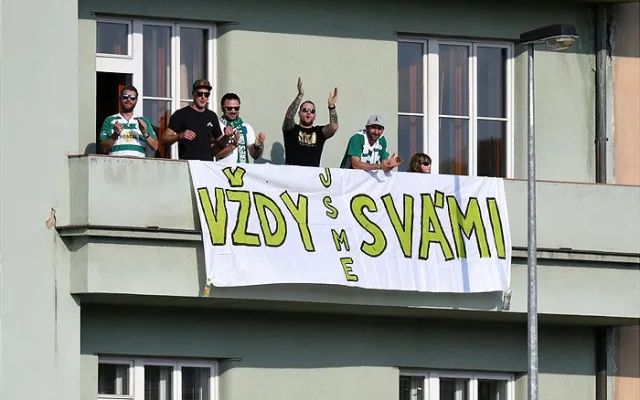 Fanoušci, kam se podíváš. Bohemce se fandilo z balkonů, štaflí i stromu.