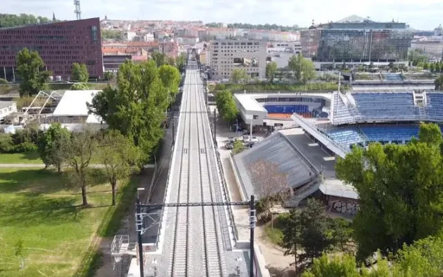 FOTO, VIDEO: Po Negrelliho viaduktu ode dneška jezdí vlaky. Podívejte se na video
