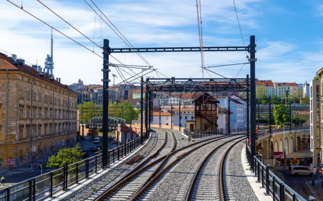 FOTO, VIDEO: Po Negrelliho viaduktu ode dneška jezdí vlaky. Podívejte se na video