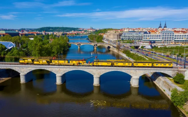 FOTO, VIDEO: Po Negrelliho viaduktu ode dneška jezdí vlaky. Podívejte se na video