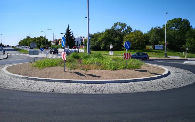 FOTO: Na Novodvorskou se provoz vrátí v pátek. Na místě je nový asfalt a opravené zastávky
