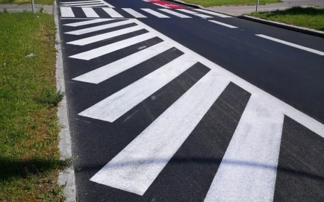 FOTO: Na Novodvorskou se provoz vrátí v pátek. Na místě je nový asfalt a opravené zastávky