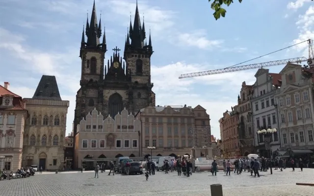 FOTO, VIDEO: Na Staromáku nově stojí mariánský sloup. Podívejte se na instalaci