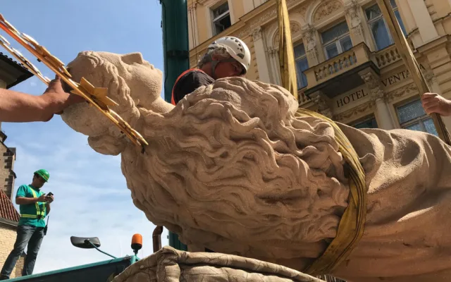 FOTO, VIDEO: Na Staromáku nově stojí mariánský sloup. Podívejte se na instalaci