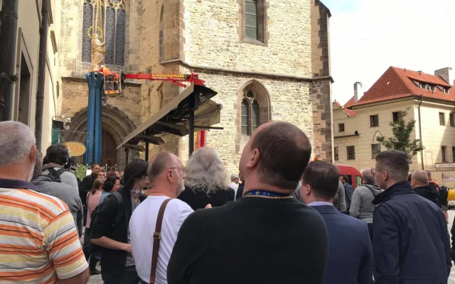 FOTO, VIDEO: Na Staromáku nově stojí mariánský sloup. Podívejte se na instalaci