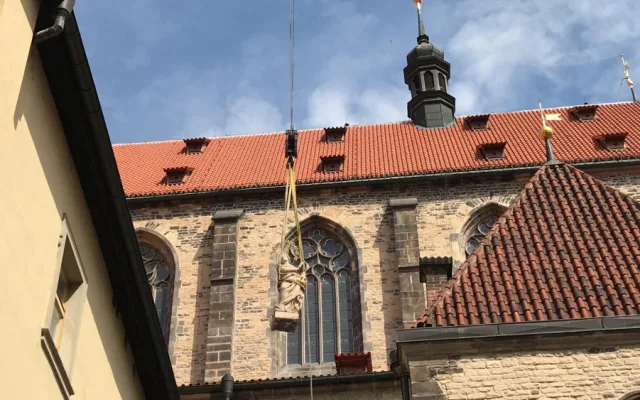 FOTO, VIDEO: Na Staromáku nově stojí mariánský sloup. Podívejte se na instalaci