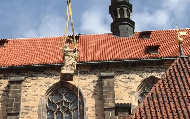 FOTO, VIDEO: Na Staromáku nově stojí mariánský sloup. Podívejte se na instalaci