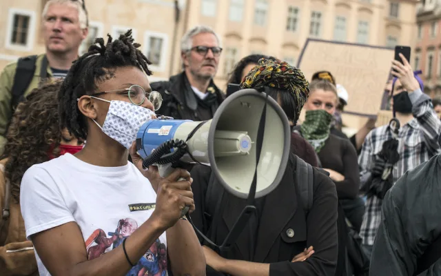 V Praze protestovaly stovky lidí proti policejnímu násilí.
