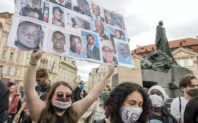 V Praze protestovaly stovky lidí proti policejnímu násilí.