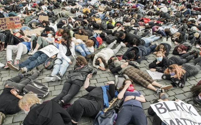 V Praze protestovaly stovky lidí proti policejnímu násilí.