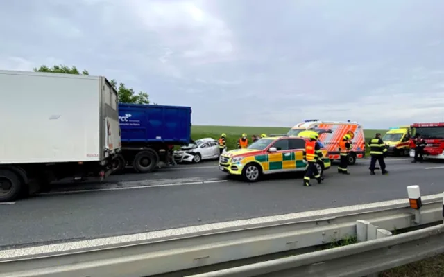 Vážná nehoda v Cínovecké ulici v Praze. Těžce zraněný člověk skončil v nemocnici.