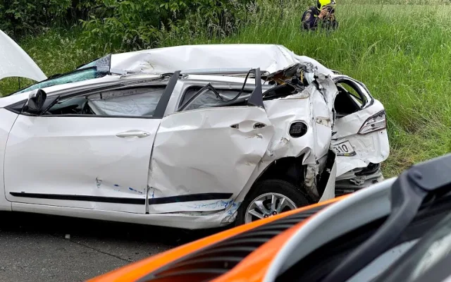 Vážná nehoda v Cínovecké ulici v Praze. Těžce zraněný člověk skončil v nemocnici.