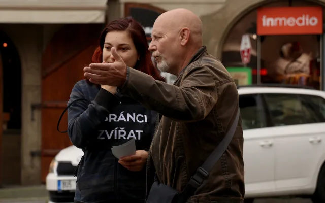 Měsíc v kleci. Aktivisté protestují před Sněmovnou proti klecovému chovu slepic.