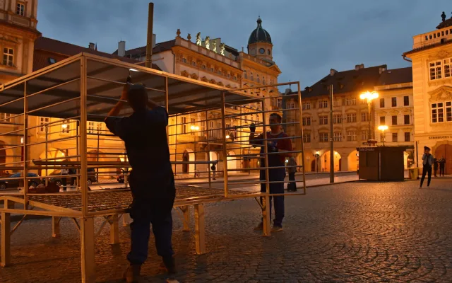 Měsíc v kleci. Aktivisté protestují před Sněmovnou proti klecovému chovu slepic.