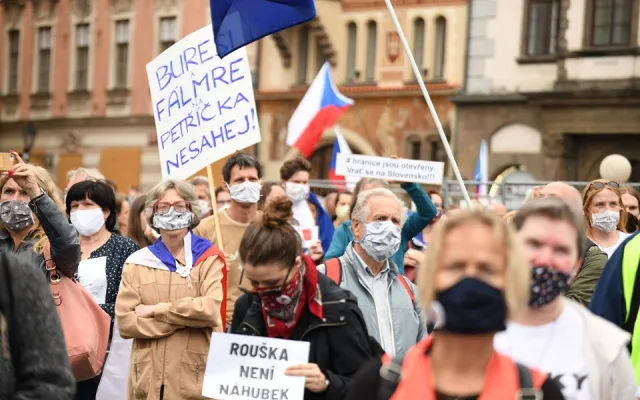 Na Staroměstském náměstí se demonstrovalo proti vládě, dorazily stovky lidí