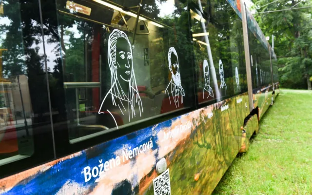 FOTO: Prahou ode dneška jezdí kulturní tramvaj. Slouží jako pojízdné jeviště a zve na akce
