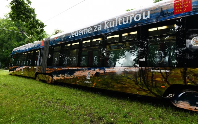 FOTO: Prahou ode dneška jezdí kulturní tramvaj. Slouží jako pojízdné jeviště a zve na akce