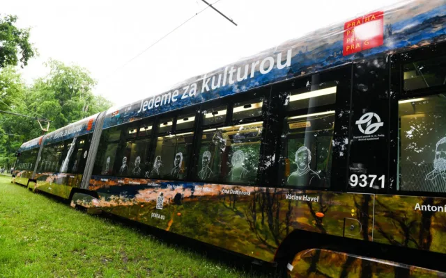 FOTO: Prahou ode dneška jezdí kulturní tramvaj. Slouží jako pojízdné jeviště a zve na akce
