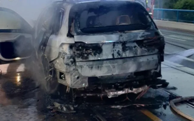 FOTO: V Chodovské ulici dnes hořelo auto. Vznikla škoda za milion korun
